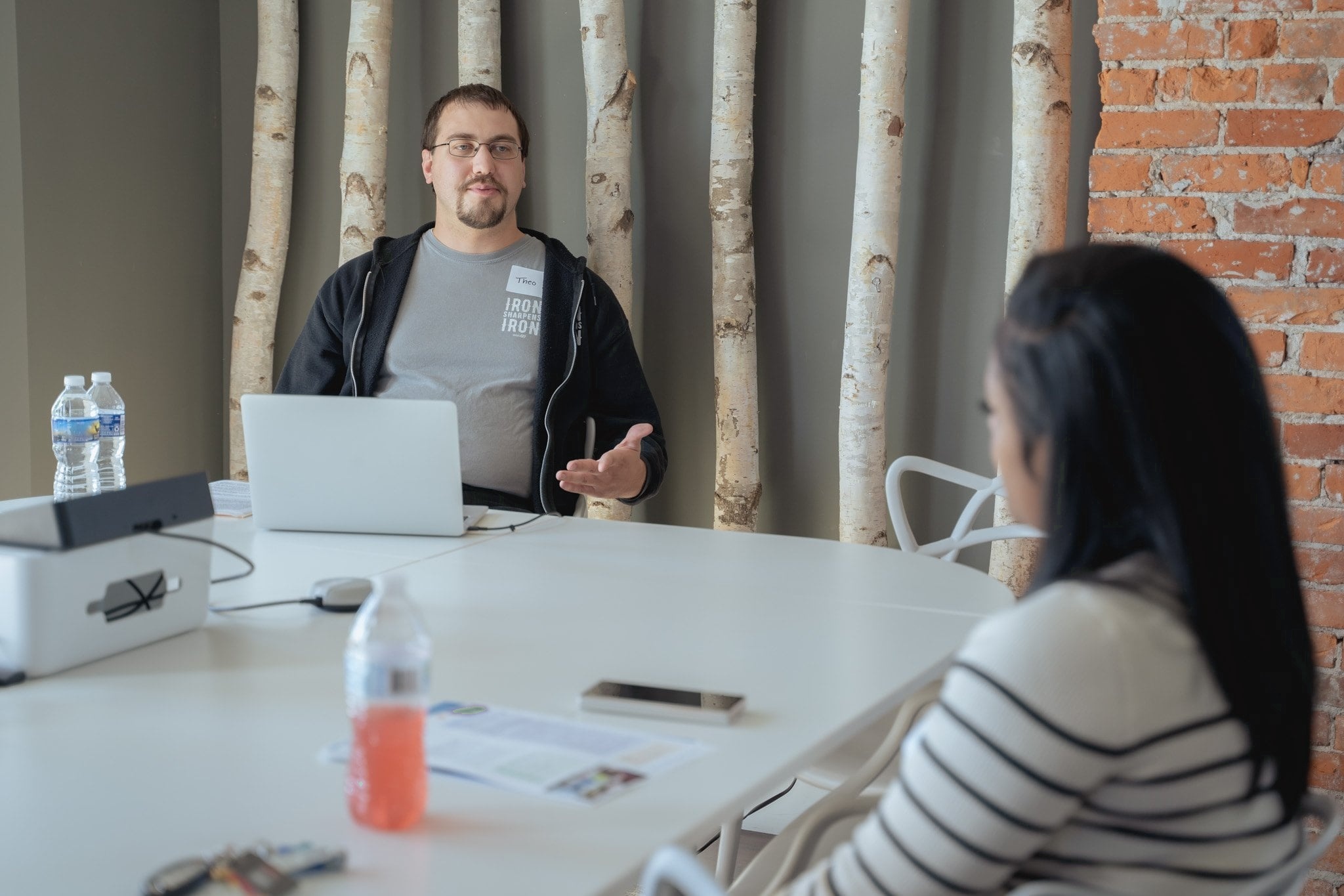 Two people have a conversation in a Seo-Mall conference room