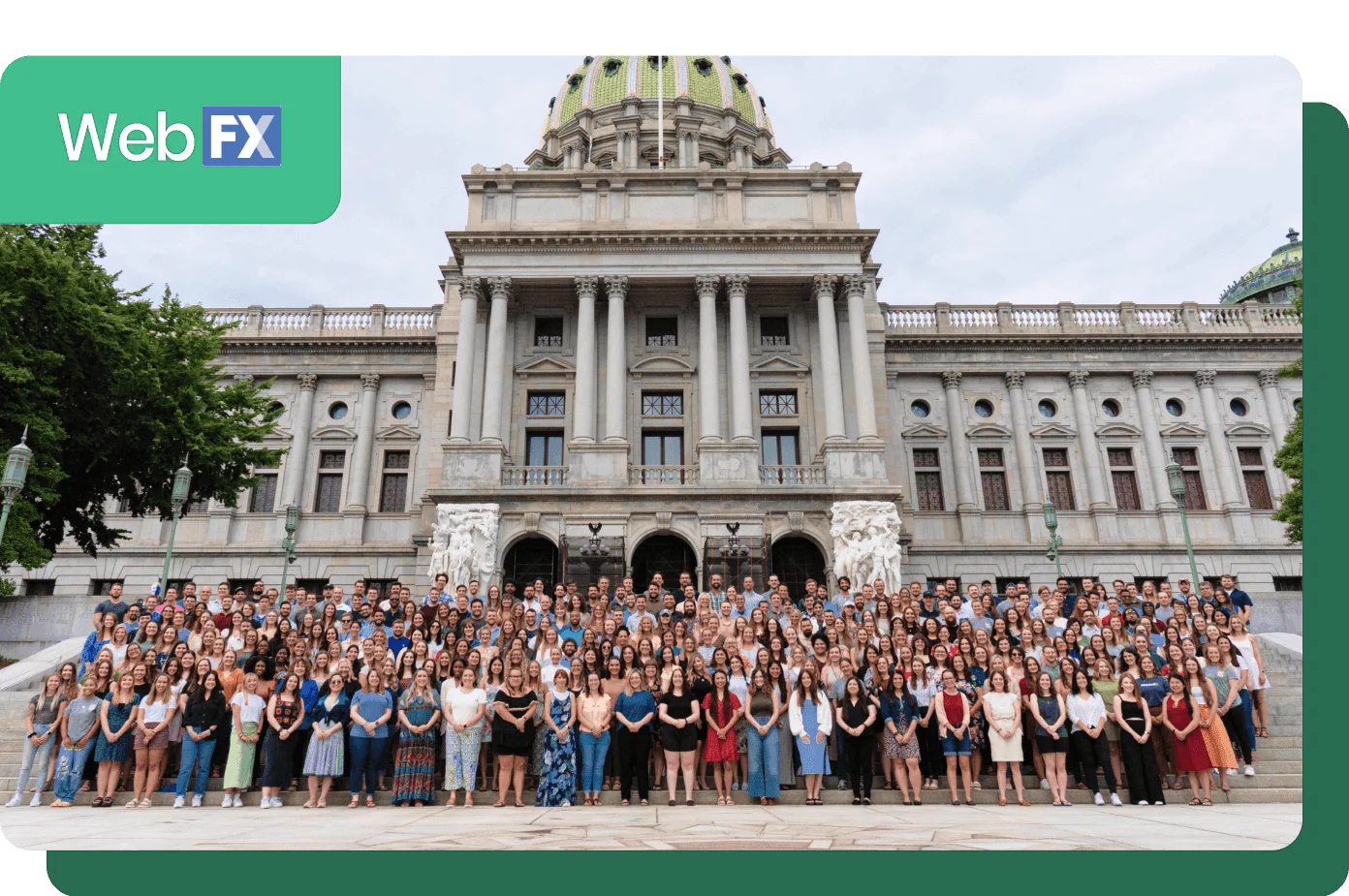 Large group photo in front of a capitol building, Seo-Mall logo in corner